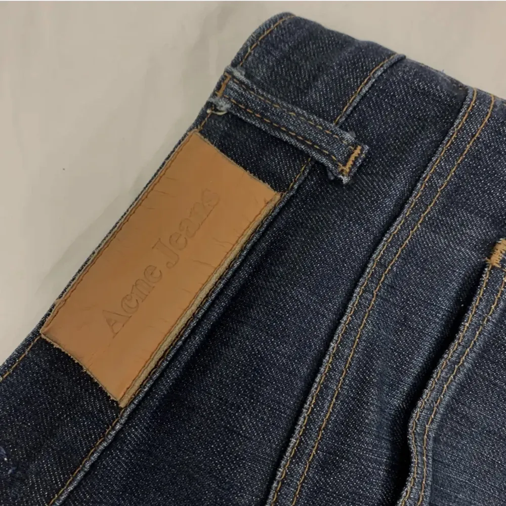 Ett par jeans från acne som tyvärr inte passar mig :( . Använt men bra skick. Kom gärna med prisförslag 💕. Jeans & Byxor.