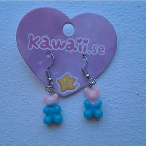 Söta teddybjörns örhängen i pastellfärger. Aldrig använda. Köpta på Kawaii för 59 kr. Skriv till mig så kan jag fixa frakt för 15 kr!!<3