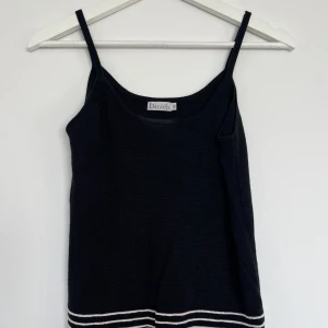 Retro linne - Ett fint retro-linne i svart med vita detaljer. Härligt lite tjockare material.  Säljer pga använder inte längre. 