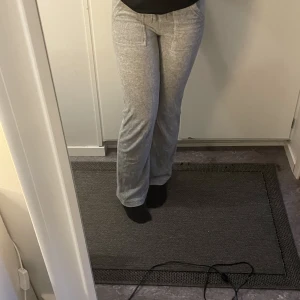 Juicy Couture byxor - Säljer mina fina gråa juicy byxor i typ nyskick pga de har blivit lite små. 