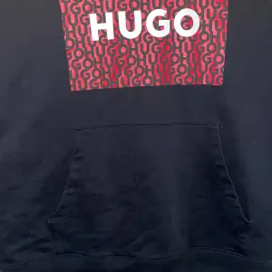 Hugo hoddie från boss affären i Stockholm. Ny skick ser ut som en helt ny hoodie. 