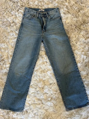 Levi’s ribcage ankle - Ribcage straight ankle i storlek 28 Hög midja och ankellång , sparsamt andvända.