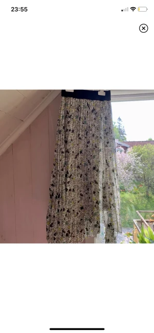 Asymmetriskkjol  - Så fin asymmetrisk kjol med små blommor på. Nyskick 🤍