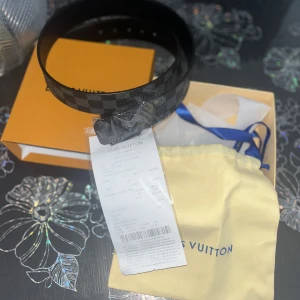 Louis vuitton Bälte - Hej ! Jag säljer mitt äkta louis vuitton bälte, aldrig använd , kvitto finns självklart , köptes för 6800kr i louis vuitton butiken i Stockholm, bältet är helt nytt och endast testat plast sitter fortfarande kvar, först till kvarn som gäller!
