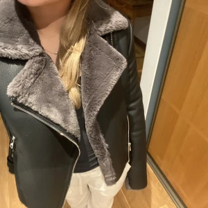 Skinnjacka  - Superfin skinnjacka från mango. Aldrig använd och i perfekt skick! Går att ha muddarna fluffiga men även att vika ned dem! Köp via köp nu💞💞