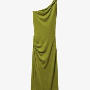 Säljer denna sjukt snygga klänning, bara använd en gång. Färgen är lite skimrig oliv grön🙌🏻💗😍De är köpt för 700