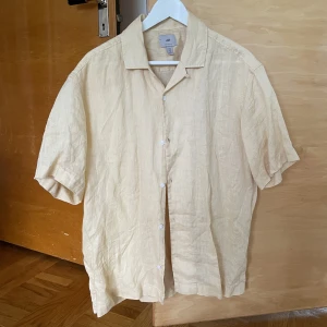 Ny linneskjorta - Oanvänd i ljusgult linnetyg