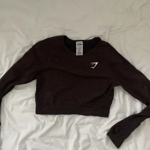 Gymshark topp  - Snygg Gymshark topp, croppad i storlek M! Använd fåtal gånger och i bra skick. 🤎