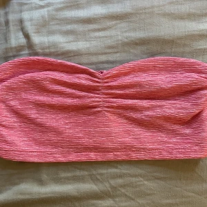 TOPP - Jättefin topp från Gina Tricot som tyvärr inte kommer till användning längre!! Den sitter bra och priset är diskuterbart!! Kom gärna PM för fler bilder och använd gärna köp nu!!🌟🌟