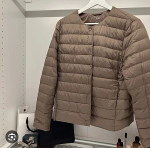 Beige/brun Uniqlo jacka🤎 - Säljer min fina Uniqlo jacka som knappt kommit till användning. Jättefin till hösten🙌🏻Skriv vid fler bilder🌟Storleken är L, men på mig som vanligtvis bär Xs eller S så passar den jättebra😍