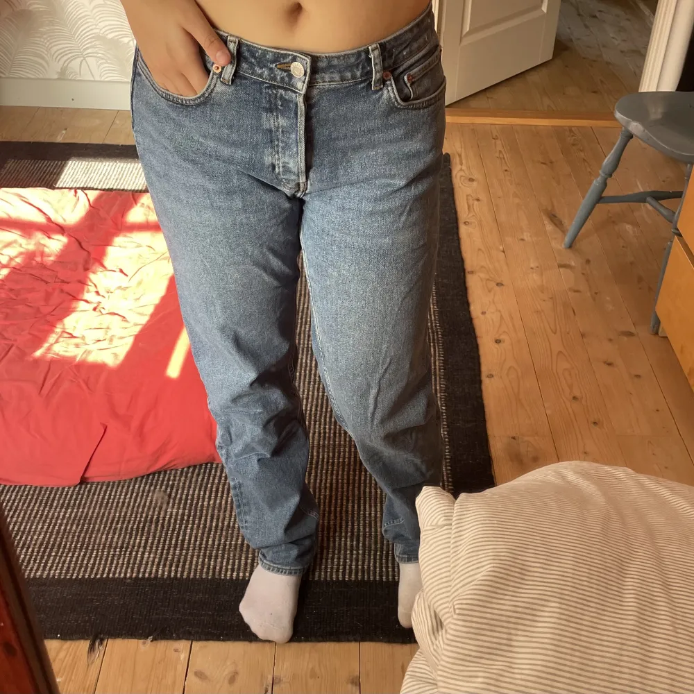 här har vi ett par mid waist raka jeans. Det är ett par fina jeans men dem har bara inte kommit till användning.  kontakta dm för funderingar eller intresse🩷. Jeans & Byxor.