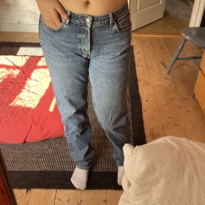 Mid waist jeans  - här har vi ett par mid waist raka jeans. Det är ett par fina jeans men dem har bara inte kommit till användning.  kontakta dm för funderingar eller intresse🩷