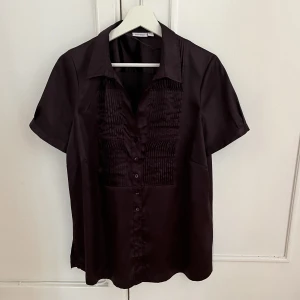 Mörklila blus  - Mötklila blus köpt secong hand!