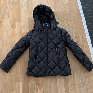 Moncler jacka - Moncler jacka, unisex i topp skick köpt på NK,12 år