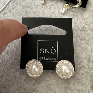 Örhängen  - Såå fina örhängen från snö of Sweden, använda men fint skick!