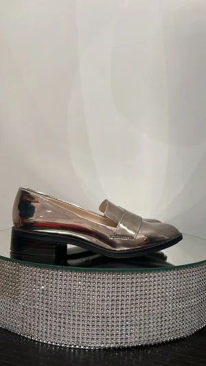 Loafers  - Snygga metallic champagne guld färgade loafers 