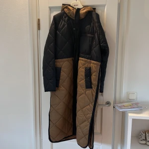 Kappa - Fin kappa itvåmfärger samt dragsko i midjan. Obetydligt använd. 