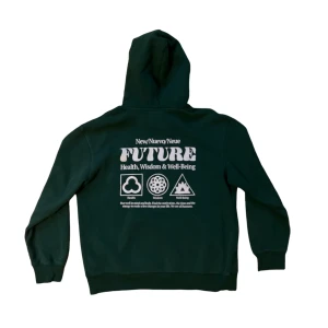 Grön hoodie - Köpt från h&m, skick: 8/10! Skriv om du har frågor eller vill se fler bilder!