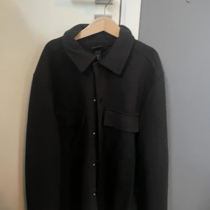Overshirt - En riktig fet svart overshirt. Pris kan diskuteras vid snabb affär 