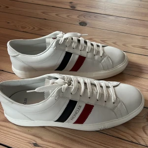 Monclear skor  - Monclear skor, använda en gång.  Strl 43  Ny pris 5000 Köparen står för frakten! 