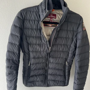 Pjs jacka - Jag säljer denna äkta pjs jackan som är perfekt till hösten. Säljer eftersom den blivit för lite för mig. Jackan är som ny utan defekter och storleken passar xxs-xs. Hör av dig vid intresse av fler bilder, frågor eller köp💕 