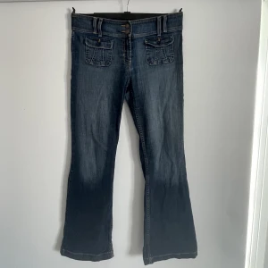 Lågmidjade jeans - Super snygga mörkblåa lågmidjade jeans❤️❤️är från märket next men köpte second hand! Står att de är storlek 12 men tror de skulle passa någon som har storlek S/M i jeans❤️älskar dom men tyvärr är dom för stora för mig. Skriv om ni är intresserade!💓
