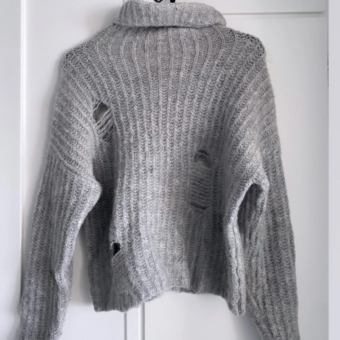 Grå stickad 