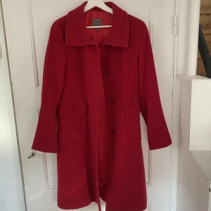 Röd kappa❤️‍🔥 - Säljer denna superfina kappa från Marc Aurell!❤️ Fint skick!