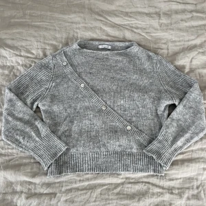 Stickad tröja från Design by si - Stickad tröja, knappt använd💕 inte alls stickig på huden