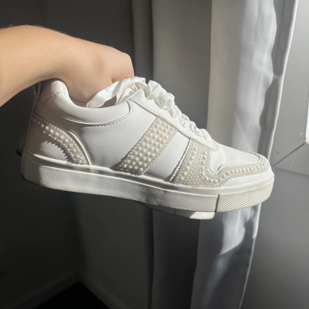 Vita sneakers med siden band och glitter detaljer från Zalando!💕 Knappt använda pga för breda för mig! . Skor.
