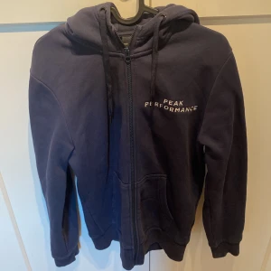 Peak performance zip hoodie - Inte använd så mycket väldigt bra skick. Ny pris 800 