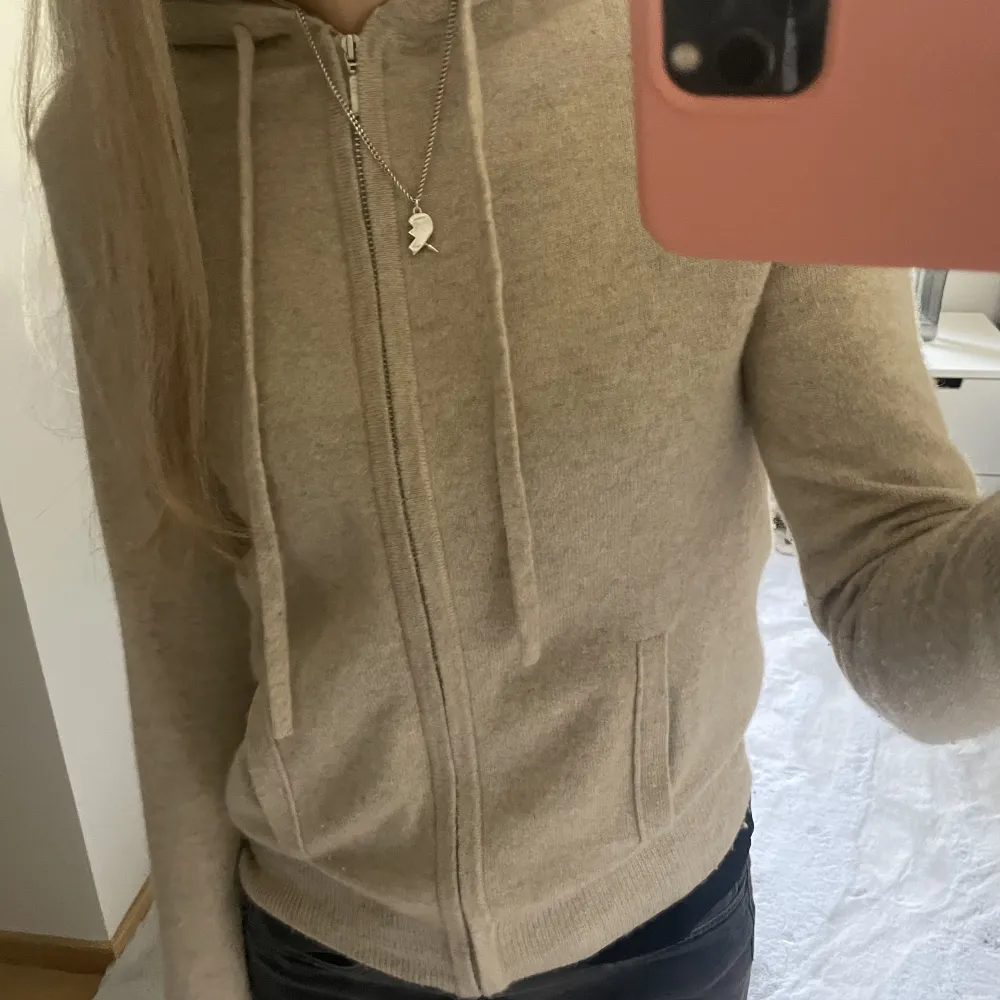 Säljer min så fina soft goat zip hoodie som jag aldrig använt. så super fint skick, xs men passar S. Stickat.