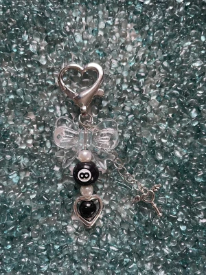 8-ball nyckelring  - Handgjord nyckelring, kan sättas på väskan eller vad som helst. Frakt tillkommer på 15kr💘