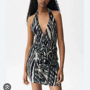 Oanvänd klänning från bershka - Den är i storlek S och köptes för ca 6 månader sedan men har aldrig använt den.