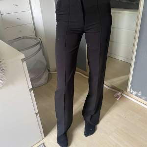Säljer ett par madlady kostymbyxor I storlek 32 (xxs) längd 34 (tall). Sömmen där nere har gått upp. Pris 200 kr + frakt