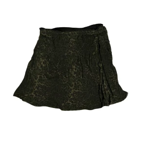 grön mini skirt - grön mini skirt av stretchigt material med leopardmöster