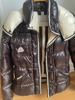 Moncler jacka - Brun moncler jacka i jättefint skick! Äkta💗 