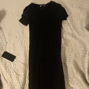 En jätte lång svart klänning som sitter tajt. Tyvärr är den för liten och har använt en gång så den är i super skick!💓