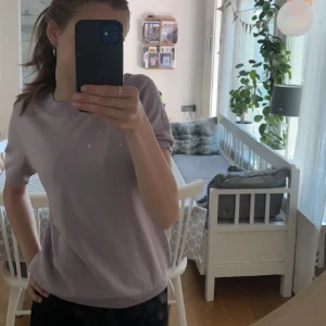 Stickad T-shirt - Så fin ljuslila stickad T-shirt! Sparsamt använd💞😇 använd gärna ” köp nu” knappen🩵