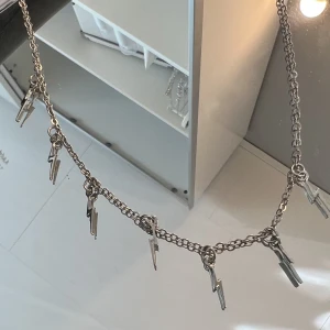 Halsband - Super fin silver halsband med blixtar! Passar till allt och det finns inga tecken på användning💕