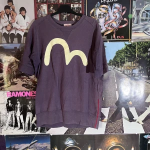 Vintage Evisu T-shirt - Vintage tröja köpt i Asien! Ovanligt och aldrig sett förut! Dm vid mått o frågor:)