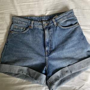 Ett par högmidjade jeanshorts som kommit till användning en gång🫶🏻 Köpte dem förra sommaren☺️ Kontakta mig vid intresse eller funderingar✨🤍