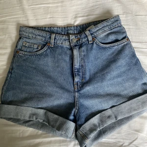 Blåa jeansshorts - Ett par högmidjade jeanshorts som kommit till användning en gång🫶🏻 Köpte dem förra sommaren☺️ Kontakta mig vid intresse eller funderingar✨🤍