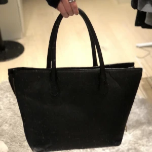 Svart stor väska me gulddetaljer - Söt väska som har användas mycket men inte längre kommer till användning. Har lite slitage som jag kan skicka närmare bild på vid intresse❣️