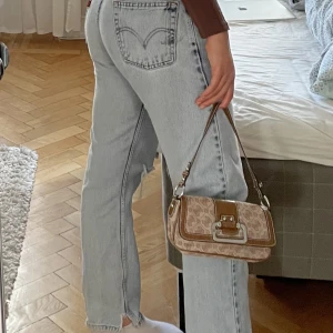 Vintage Levis jeans - Superfina vintage Levis jeans som formar kroppen perfekt! Öppna på ena knät och lagom använda pga vintage men har mycket kvar att ge! Passar mig som normalt har 36 eller 38 i jeans. Kom gärna med prisförslag.