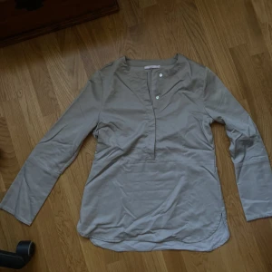 Silver blus  - Bra skick men kommer inte till användning längre tyvärr. Säljer mycket kläder nu då jag rensar min garderob🤍✨⭐️
