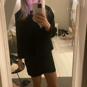 Svart minikjol - Svart minikjol i mjukt tyg med resår i midja. Lite omlott framtill. Perfekt till både vardags och fest. Storlek 158/164 men skulle säga att det motsvarar Xs/ liten S (jag har vanligtvis 36/38) 😊