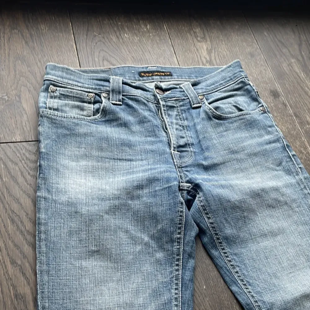 Säljer dessa nudie jeans i storlek 32/32. Modellen heter Grim Trim och sitter som slim.. Jeans & Byxor.