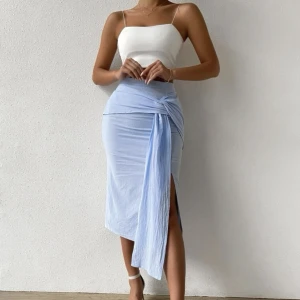 Kjol Blå - Storlek L men sitter som M. Har inte används utan endast provat. 