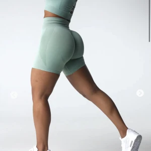 Contour seamless shorts - Från Nvgtn, dessa är små i storleken och passar någon med M/S  Dessa är i L Använda 2/3 gånger inga defekter 